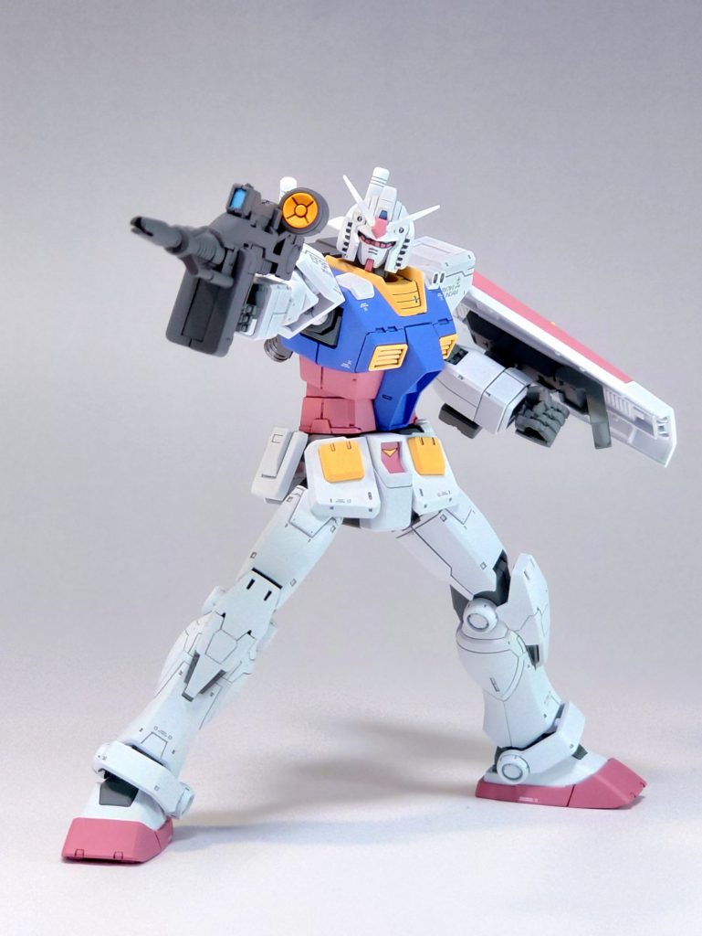 ツインアイやモヒカンのカメラ、ライフルのセンサー等はブルーにしてみました。