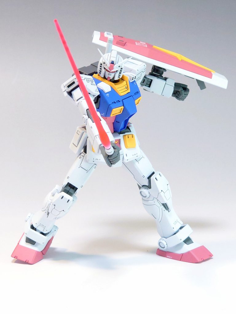 ビームサーベルは蛍光ピンクで塗装。根本にホワイトでグラデーション塗装してます。