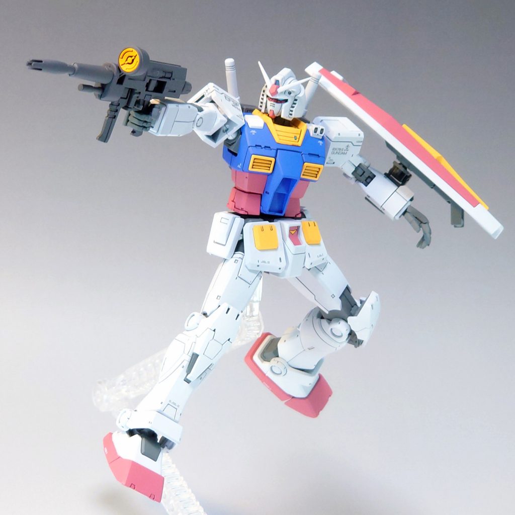 肩のカバーとショルダーマグナムは最近の安彦さんの描くガンダムよように白くしてみました。