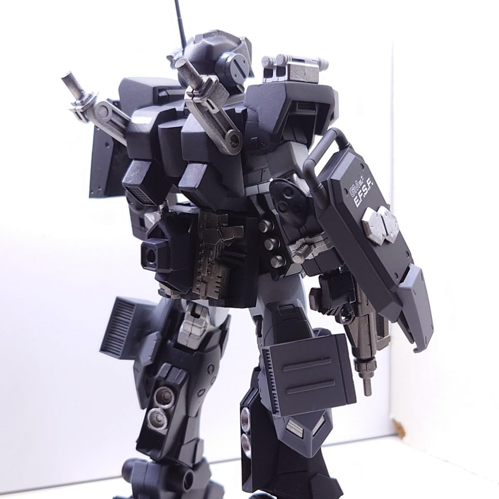 背部アームユニットを始め追加装備に対応するためのアタッチメント機能を多数有する。また、機動力確保のためペイルライダー系のスラスターユニットを脚部に装備し、合わせてミサイルポッドを備える。