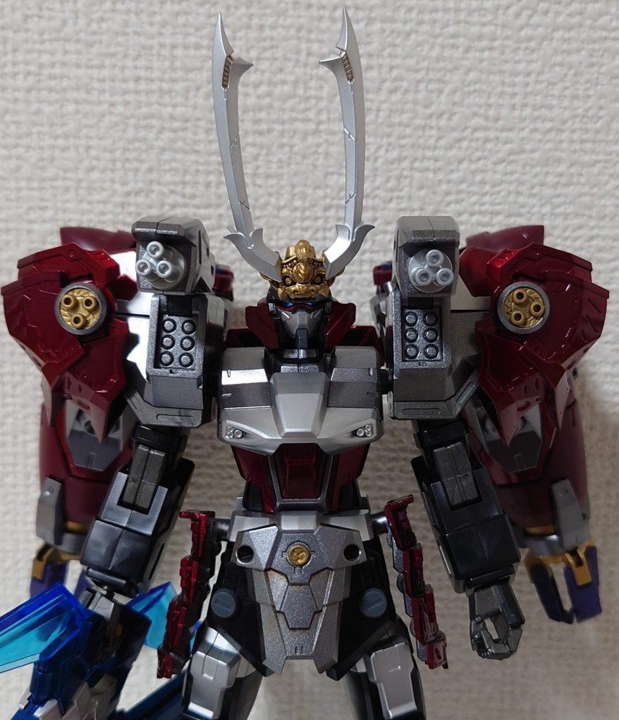 武者ですが、ヘイルバスターの名残りの肩のガトリングとミサイルはそのままです。