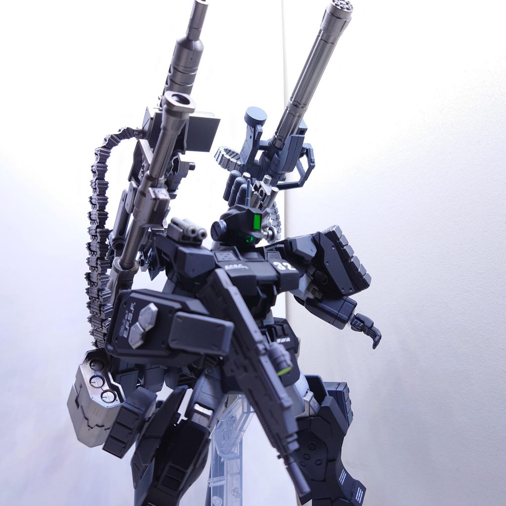 各種装備は210mm連装機関砲、陸戦型系列が装備するバズーカ、ガンダム5号機と同型のジャイアントガトリング、3連グレネード、大型ミサイルポッド、それら装備による重量増加に対する機動力確保のためのホバリングユニット、各種スラスターユニット用の増加プロペラントタンクとなっている。
