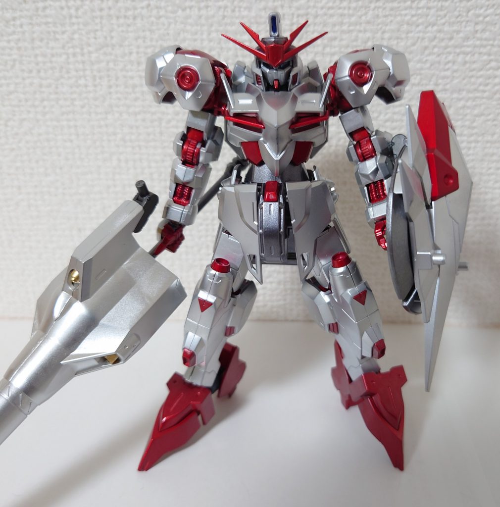 前面銀の甲冑にインナーフレームは真紅にしてます。頭部は1/100のビギナ・ギナ2のものですが、兜を被ってる風で1/144の体にも違和感なしですかね?