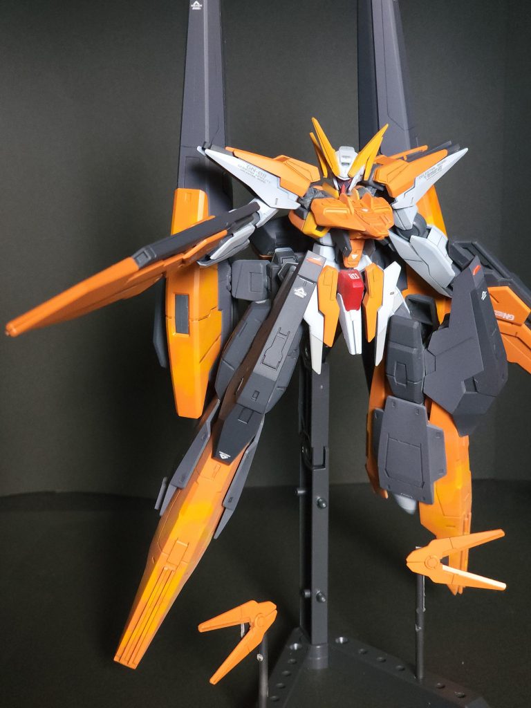 最終決戦仕様になって変更になった足のおかげでデカいです。GNキャノンと足のおかげでポーズが難しい💦因みに、MGのストライクよりデカいです。シザービットは前回と同じ様に余ったランナーを加工して固定してます。