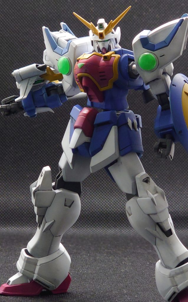 エッジに下地が残るようにして仕上げてみましたが、写真にするとほぼ分かりませんね…。また、肩と胴中央のファイティングサイトはやってみたかったレジンへの置き換えをしていますが、丸モールドみたいなのを型にしてやれば良かったなと後になって思いました(今回はキットのを型取りして置き換え)。 