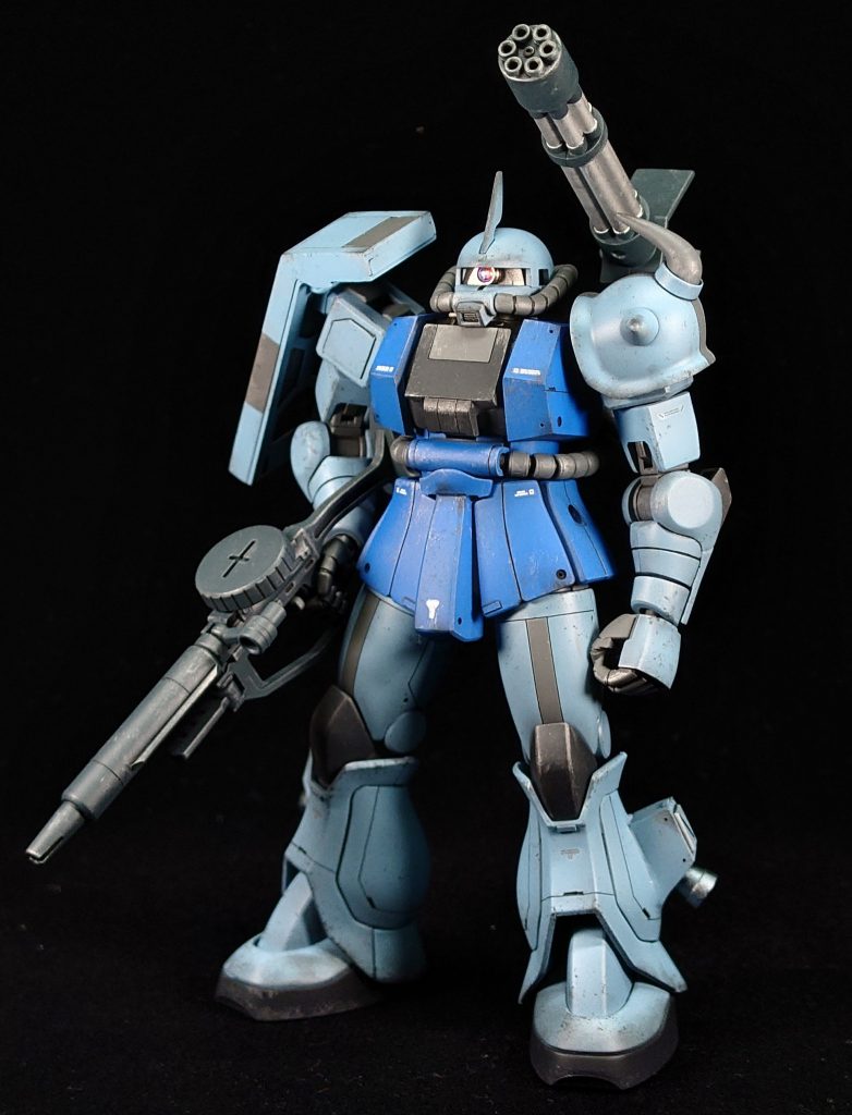 主な改造箇所は胸周り、肩部のシールド、足のスラスター、バックパックになります。