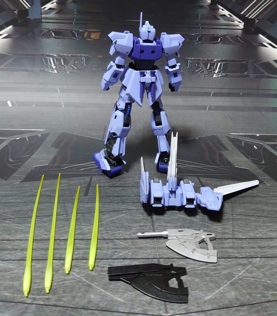 バックパックを外した背中と、装備各種。本来のバックパックとビームライフル、クレイバズーカは、他で使いたいのでコンバートします。