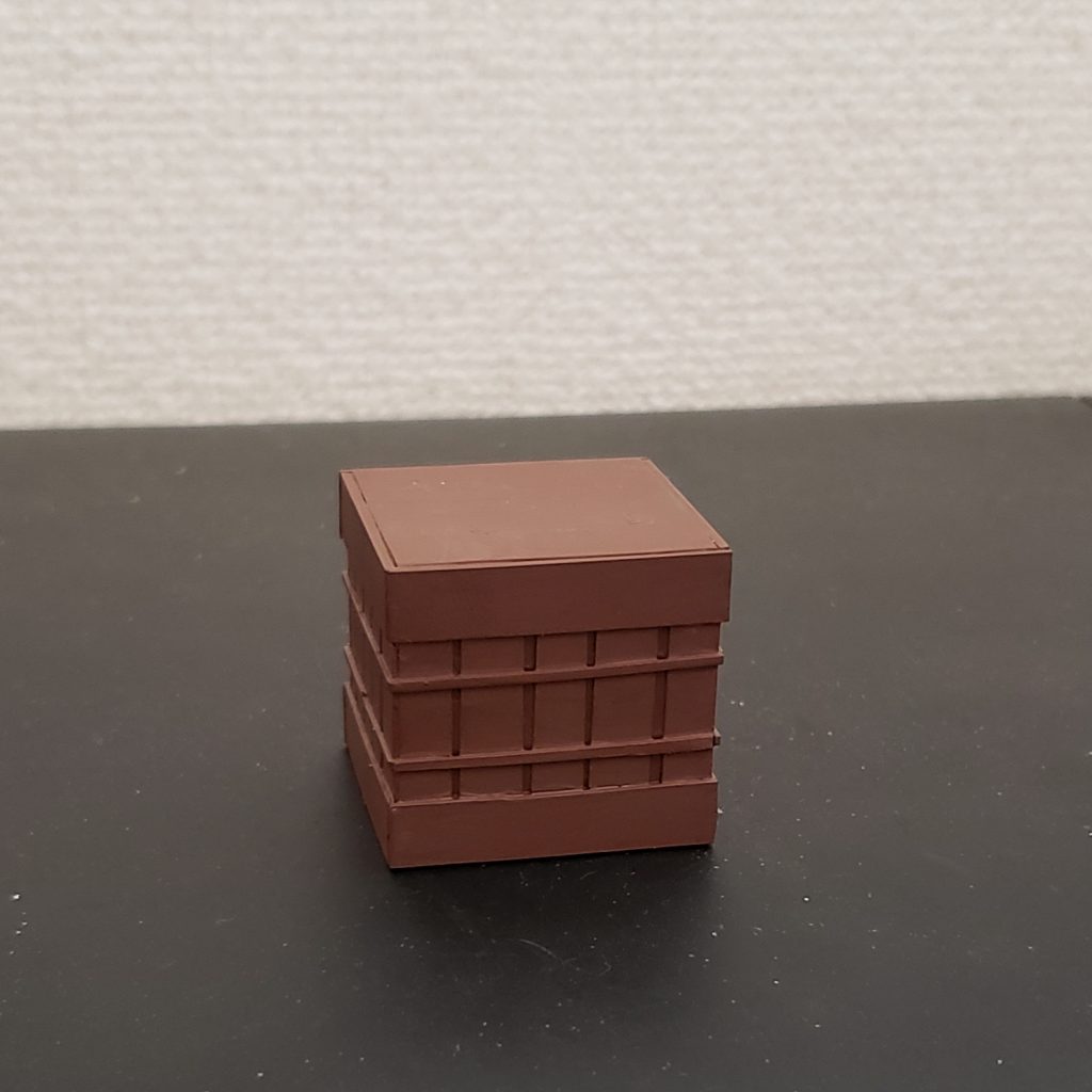 尻尾が重すぎて自立出来ないのでステンレス板を仕込んだ土台を用意しました。中に釣り用の重しが詰めてあるのでまぁまぁ重いです。