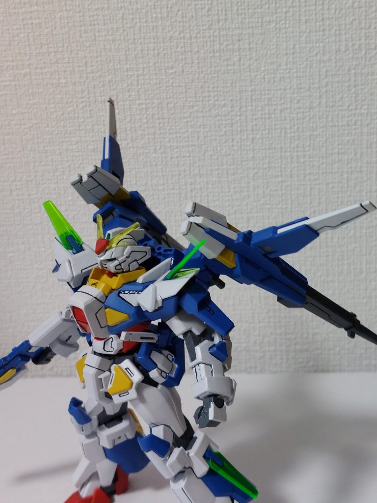 オリジナル要素を入れようとして変形時の翼になるような感じで付けていたAGE2の腰の羽根。なお、この機体は変形しません。