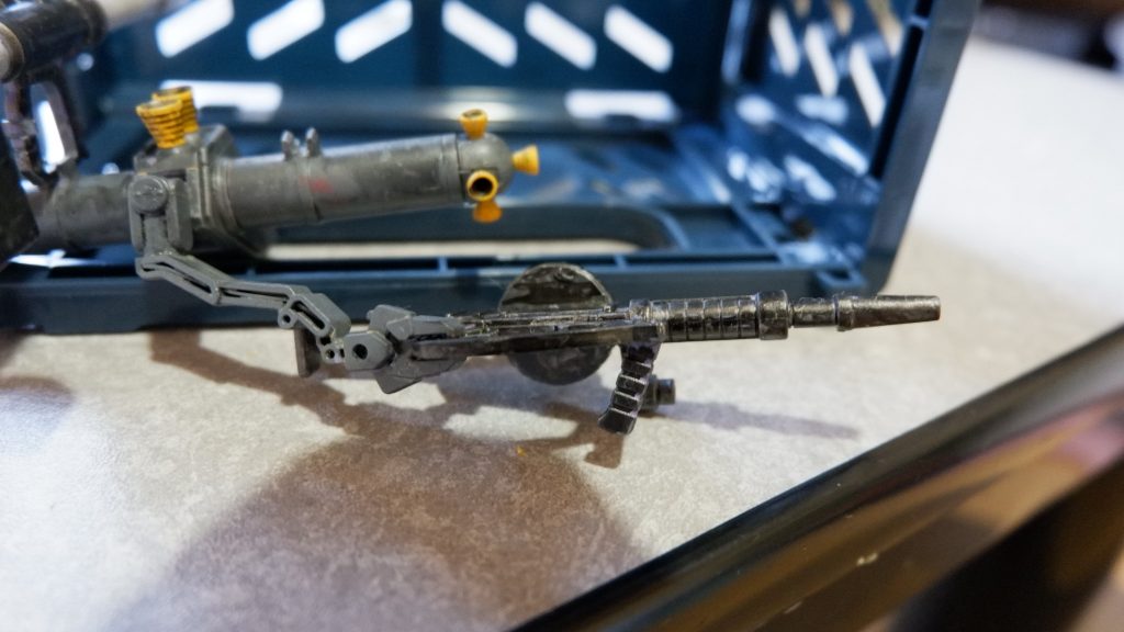 ザク・マシンガンのモナカ部分を今回初めてプラ板で埋めるという事をやってみました。初めてにしては上手くできたような気がする