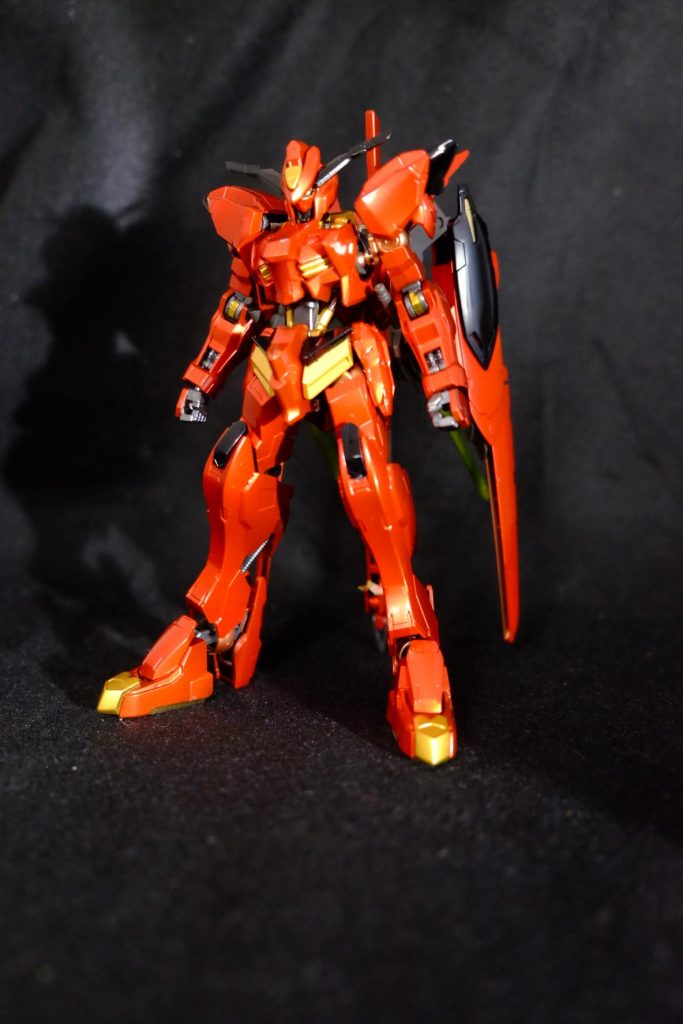 マラク・ターウース(Melek Taus)とは、イラクのクルド人の間で信奉されるヤズィード派の主神にして孔雀天使。人類を救うために天に反逆した堕落天使。正確にはマラク・ターウース・ツァール・パウリン。マラク・ターウースとは「孔雀の王」の意味で、メレクタウスとも呼ぶ。また、ヘブライ語ではマラクは天使の意味とも。最初に生まれた原初の天使。マラク・ターウースは一万年地上を支配するとされ、今から6000年前より支配していたとされる。反逆の罪で一度地獄に落とされた。神に許された孔雀天使マラク・ターウースは、神とともにアダムを作ったが、アダムが楽園を享受し何もしないため神からアダムを唆すことを許され、アダムに禁断の麦を食べさせた。