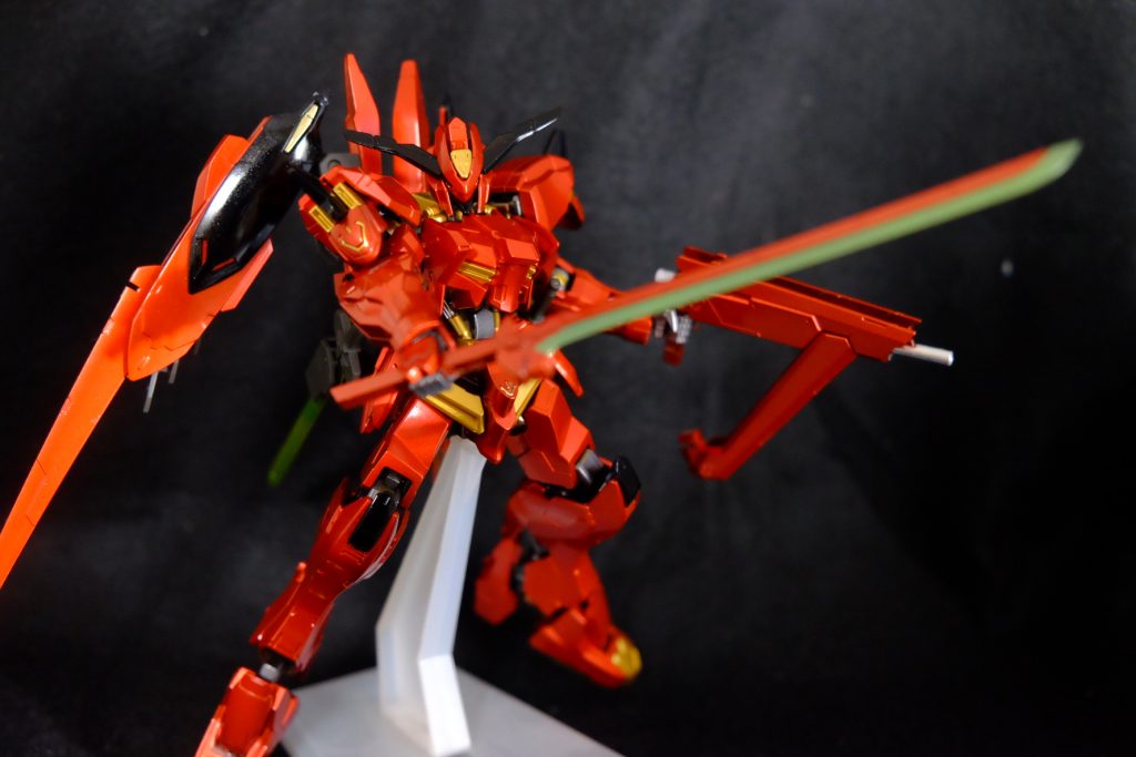 ガンダムバルバトスの物と類似した大刀ハンドレールガン、大刀を合体させ…