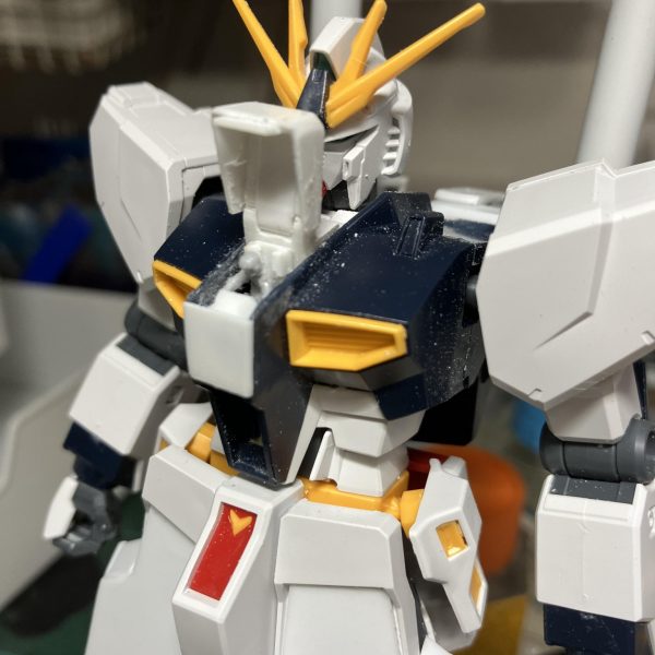 ホビージャパンに掲載されていた作例に影響されてEGνガンダムを陸戦型風に改造し始めています。まずはコクピット位置を変更してキャノンを装備。（3枚目）