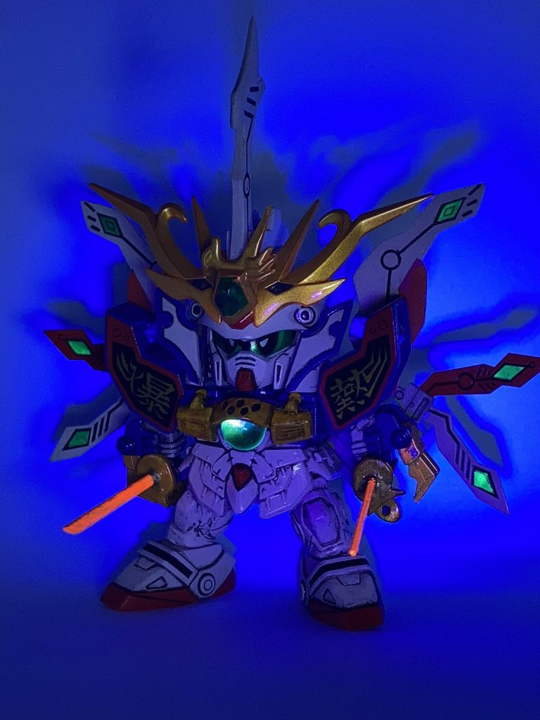 刀身を蛍光レッドで塗装し、ブラックライトで光るようにしました。