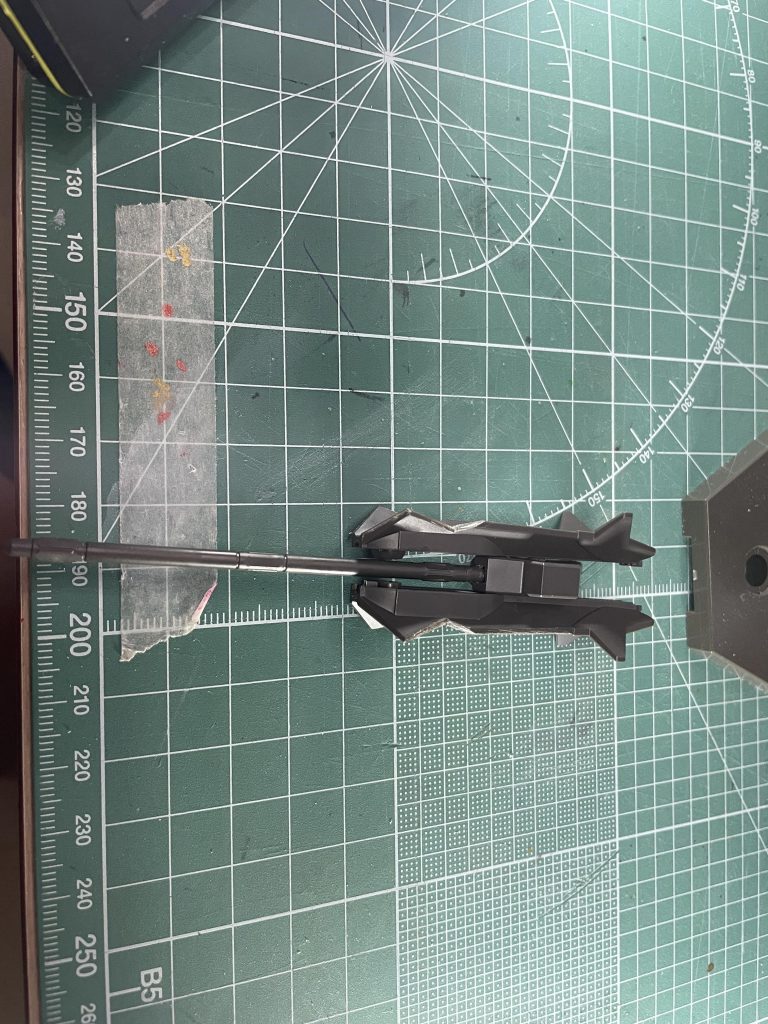 そして昼薙側面にはニッパーで穴を開けてますのそこに夕殴に溶着したランナー棒を刺すことでメイスである宵牙(よいきば)変形が可能です。