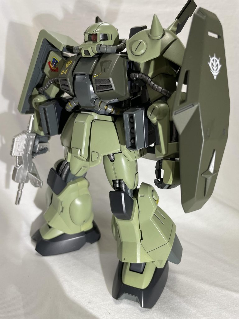 ビームライフルとミサイルポッドを装備、シールドは連邦の十字あえてそのままで塗り潰してジオンのエンブレムを入れてあります。