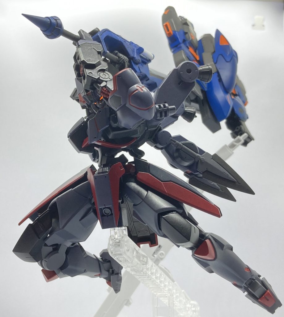 斧モードに変形することでリーチが伸び、重量と遠心力を活かした攻撃を繰り出せる。また斧の刃となった盾部分は回転でき、チェーンソーのように扱える。ただ、いくらガンダムの装甲とはいえ流石に削れて歪んだり欠けたりしてしまうためあまり推奨されない。