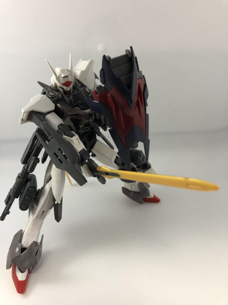 剣を抜いて。盾はMGエピオンから拝借。前に構えられるのがお気に入り。