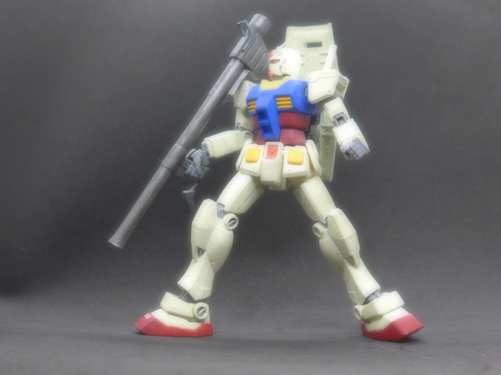 B:アムロ、そっちの状況はどうだ?A:敵は引き上げてる、大丈夫だ。B:そうか。すまんが、至急WBに戻ってくれないか。MSを乗り換えて残党分の追撃をかけてもらいたい。A:乗り換えるってどういうことなんだ、ブライト?B:細かい話はこっちの技術士官に説明してもらう。とにかく早く戻ってくれ。A:わかった、すぐ戻る(相変わらず人使いが荒い・・)【このガンダムはゲストのHGお台場版です。】