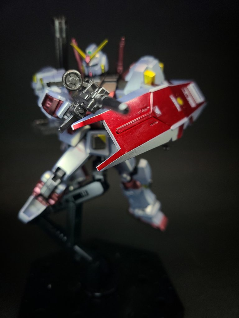 ハイパー・ビーム・ライフル4号機、5号機共通の装備。従来のガンダムの物に比べ、命中率の向上に加えビーム出力が40％向上している。ハイパー・バズーカ肩掛け式の無反動砲。ガンダムの物と同一のもの。