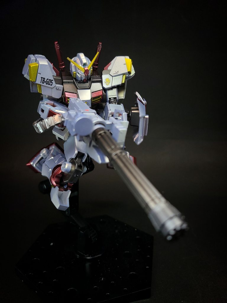 ジャイアント・ガトリングガン6本の砲身が束ねられた大型ガトリングガン。多数の敵機を攻撃するためのレドームセンサーと射撃安定用のサブグリップが装着されている他、バックパック下部のマウントラッチにはドラム型大型マガジンが装着されている。メガ・ビーム・ランチャーの発射態勢に入った4号機を護衛するための装備であり、マガジンに装填された3000発の90mmケースレス弾を毎秒50発の速度で掃射し、弾幕を展開する。