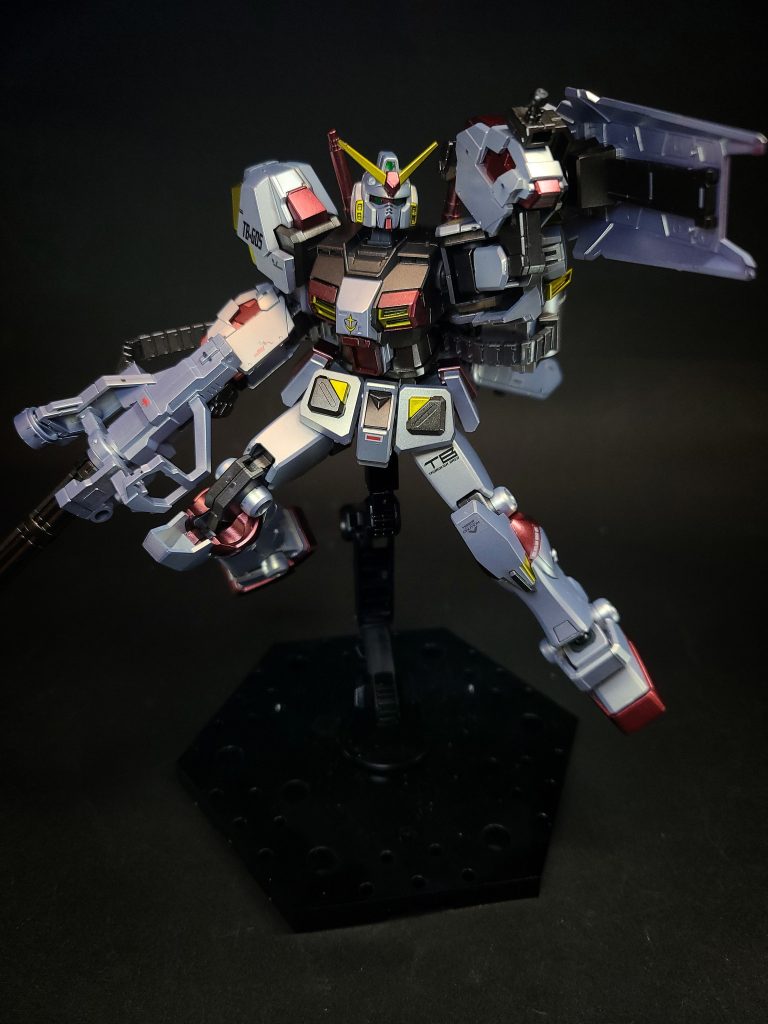 バレル部の保護の為、発射時間に5秒のリミッターが掛けられているが、解除することで全弾掃射が可能。その際の動作は保障されておらず、機能不全に陥る危険性がある。非使用時はバックパック右側に装着される。上述の通り、本来はケースレス弾を使用しているのだが、『サイドストーリーズ』や『バトルオペレーション2』など一部ゲーム作品では薬莢が排出される監修ミスが見られる。