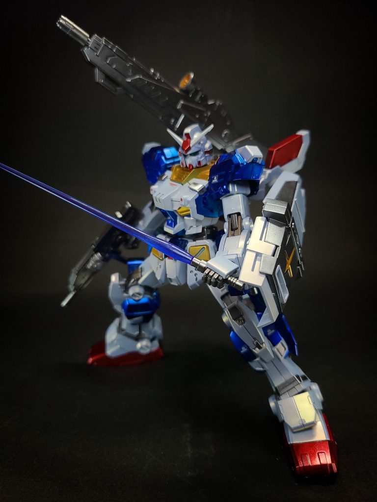 ビーム・サーベルバックパックに2基装備している。 ハイパー・バズーカ肩掛け式の無反動砲。文字設定のみ。