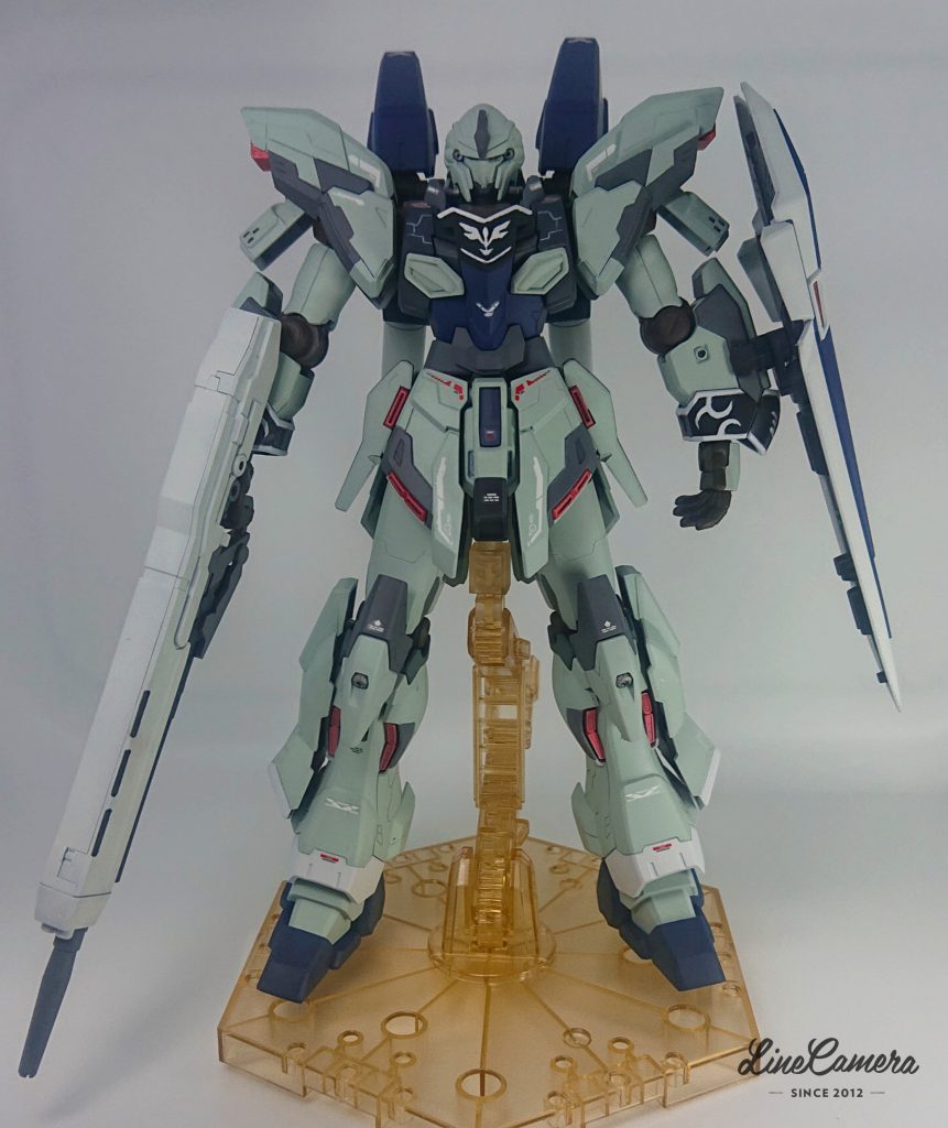 塗装環境が整備出来ていないので、どうしてもガンダムマーカーと水性塗料しか使えないのでエングレービングの塗装が大変でした。