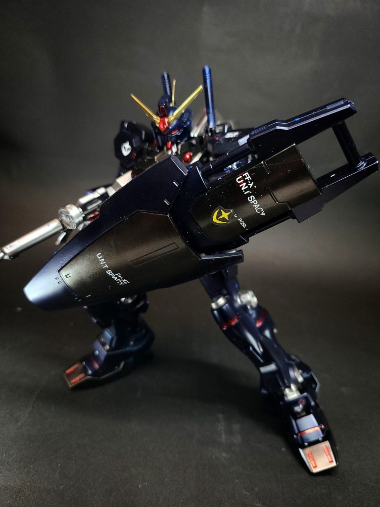 武装・必殺攻撃60mmバルカン砲頭部に2門内蔵。主に牽制や迎撃に用いられるが、至近距離であれば敵機に致命的なダメージを与える事も可能とされる。バルカン砲は頭部に埋没しておらず、側頭部に半楕円状に盛り上がった形になっている。ビーム・ライフル最新技術であるEパック方式を採用した試作ビーム・ライフル。型式番号BOWA・XBR-M-82H[2]。Eパックを交換する事で内蔵型エネルギーCAP方式と比較してトータルの射撃可能回数が向上した。予備のEパックはシールド裏に二基マウントする。ビーム・ジュッテ銃身部に備えられた緊急防御用の小型ビーム・サーベル。古代日本の道具「十手」に由来する防御兵装であり、敵の近接攻撃を受け止める際に使用される。後にバンシィ・ノルンが同様の兵装を装備している。