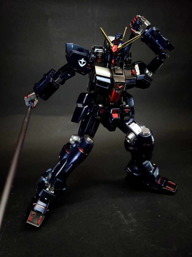 シールド対ビームコーティングが施されたシールド。携行・移送時の取り回しを考慮し伸縮機構を採用。シールド裏にはEパックを2つ携帯する事が可能。後のガンダムMk-IIやネモのシールドにも同様の伸縮機構が取り入れられている。