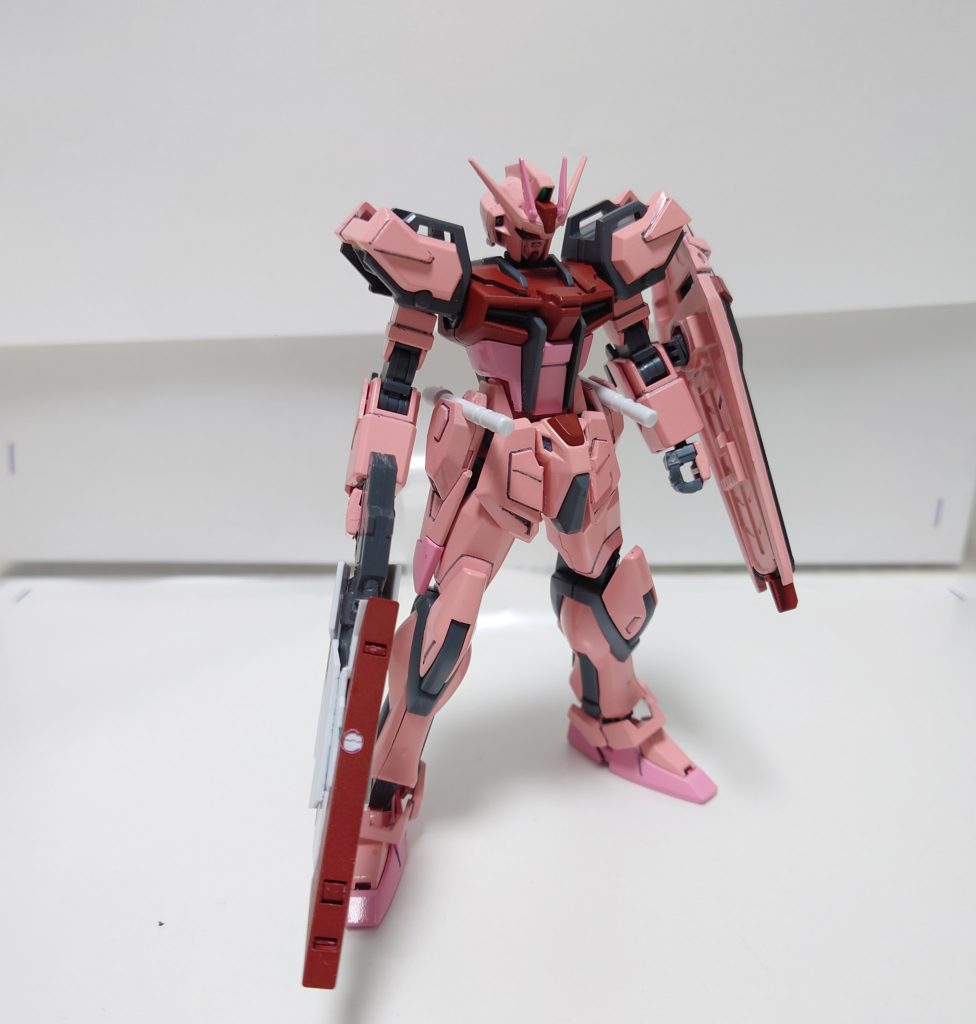 本体はほぼ改造していません。色分けが優秀だったので、頭部のみEGのストライクです。腰部はインフィニットジャスティスから流用しています。