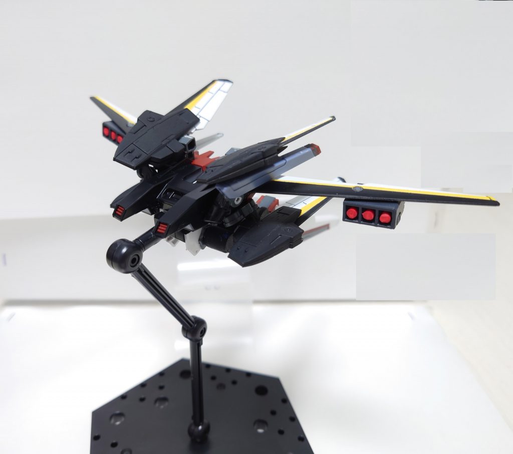 ストライカーパックは、エールストライカーをベースに、レールガン、ミサイルポッド、ビーム砲、ウイングバインダーを装備しています。前からでは見えませんが、シュヴァルベグレイズのブースターを接着しています。オオトリとエールストライカーの中間のようなものを意識して作成しました。