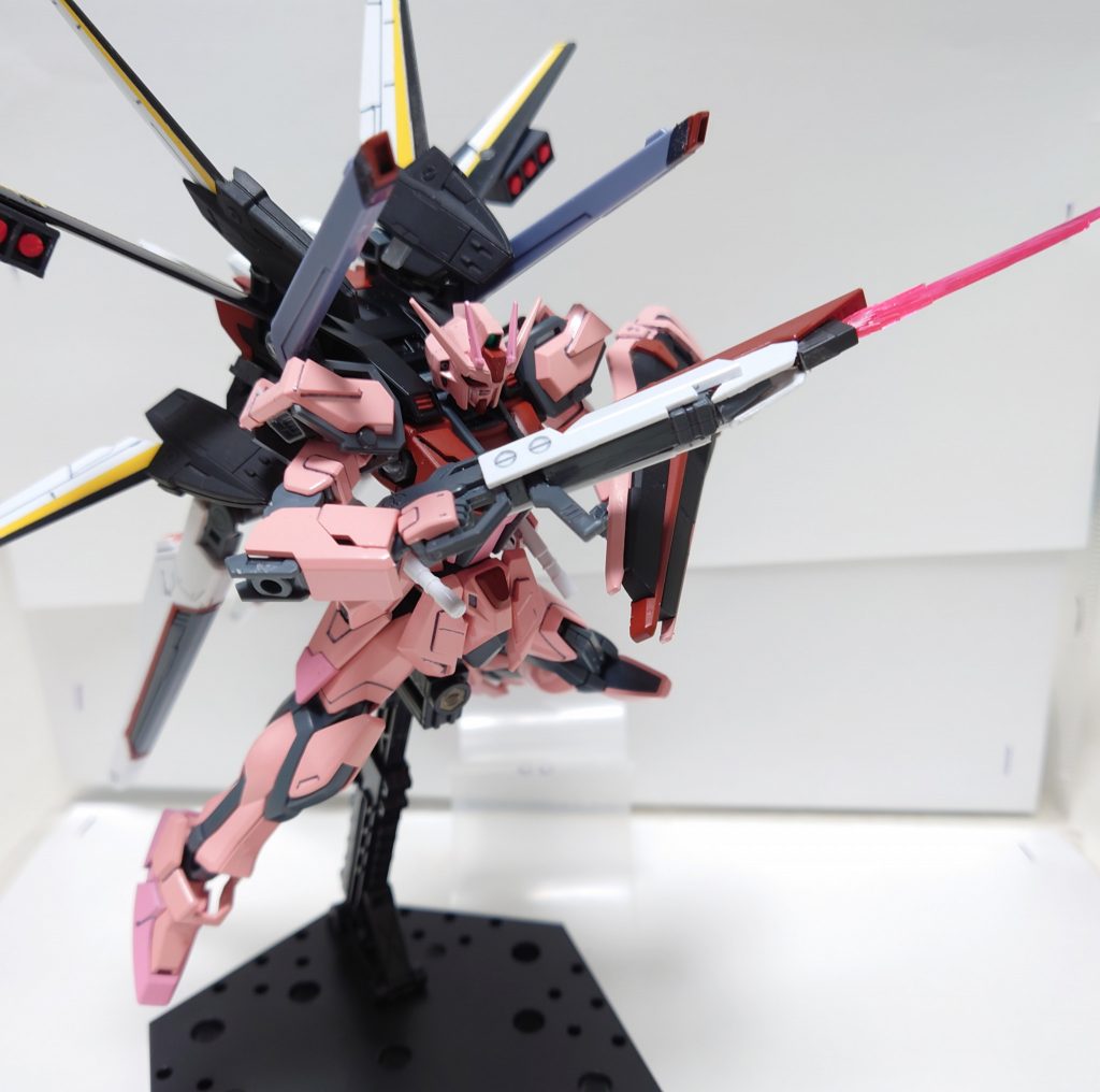 ビームライフルの銃口からはビームブレードを射出可能です。インフィニットジャスティスのものをストライクのビームライフルに取り付けました。