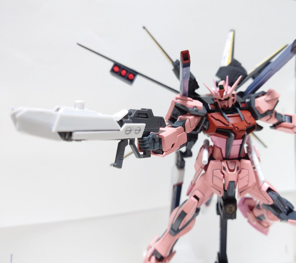 ブーメランを取り外した状態でも、内部にストライクのビームライフルの銃口を取り付けているので、ライフルとしては使用可能です。