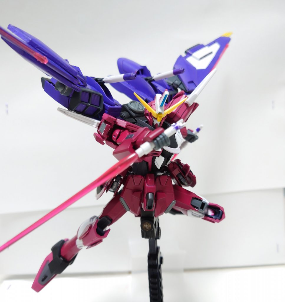 武装や本体各所にユニコーンガンダムのパーツを使い、情報量を増やしたり、武装強化をしています。