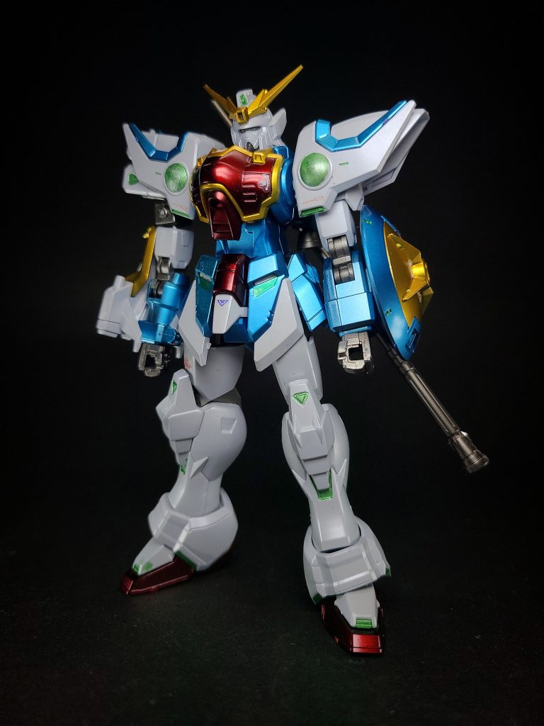 両肩アーマー前面にはレンズ状のファイティングサイトが設置され、戦闘中の情報収集や分析能力にも長けている[4]。射撃武装は頭部バルカン砲のみながらも[3]汎用性はウイングガンダムに次いで高い[5]。機体名の「シェンロン」は五飛自身が名付けたものだが[6]、普段は「ナタク（哪吒）」の愛称で呼ばれている。これは本機をかばって死亡した五飛の妻・竜妹蘭（自称ナタク）の影響からである。五飛は本機に妹蘭の魂が宿っているとしていた[7]。