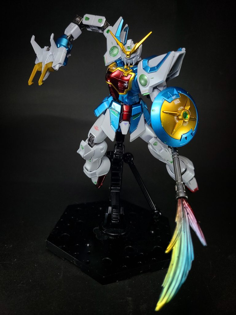 シェンロンシールド左前腕装着式の円盤状シールド。接近戦での取り回しを考慮し、小型軽量に造られている[4]。縁は鋭利な形状で、リーオー程度なら盾を投げつけて破壊することも可能[