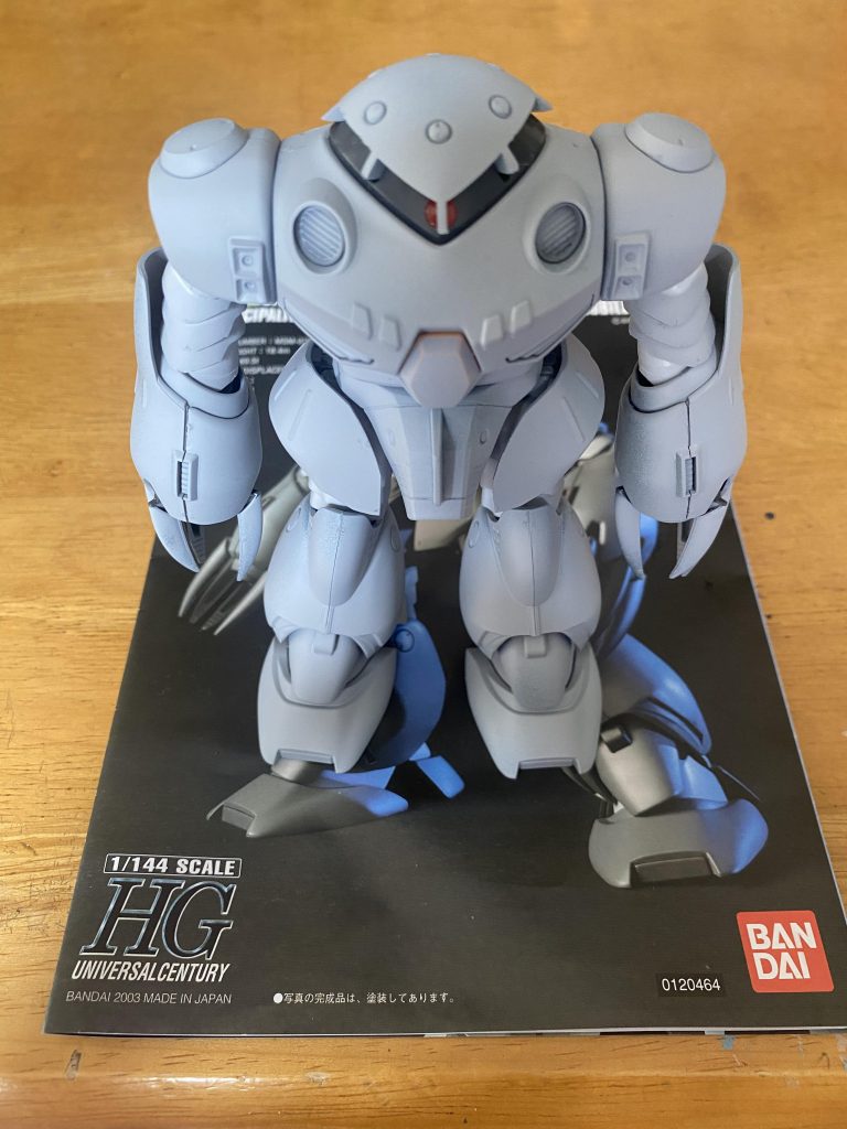 サフ状態。塗装する前の儀式…本当はこの状態でもよかった!…などと考えていたのですが全体塗装を目標にしたので作業を進みます!ええ、サフ落とし作業に入るのさ!