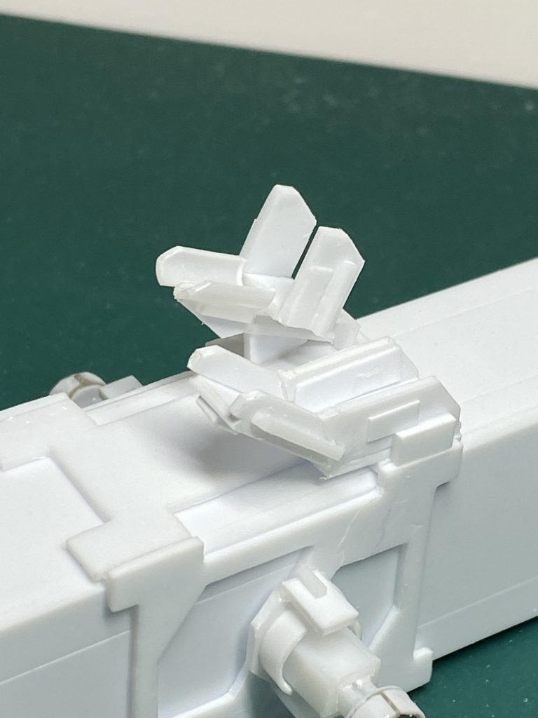 旧MGハイニュウガンダムのビームライフル、バズーカを脱着可能に出来るようにスライダーの上部にクランプを製作しました。