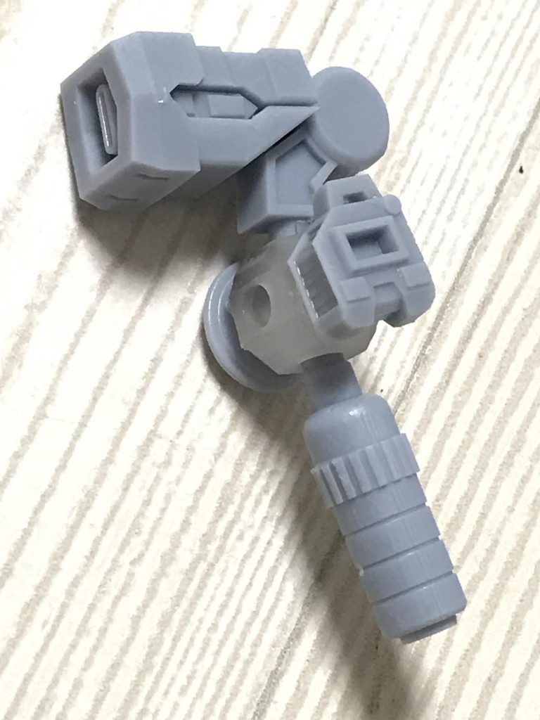 6方向ボールジョイントのパーツに、オリ武器ランチャー、制御装置を両サイド、燃料タンクをつけたものを、両肩に接続しています。全て光造形機で作っています。6方向ボールジョイントは、型を3次元プリンタで出力して、イナリで射出成型しています。ワンダーフェスティバルでスミレヤのブースで販売しています。