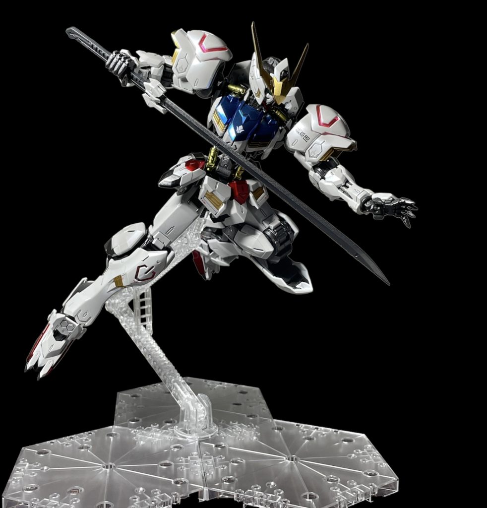 続いては、太刀です。こちらは説明書を参考にポージングしました。太刀ってかっこいいですよね!自分の厨二心がうずいて仕方ありませんでしたよ!