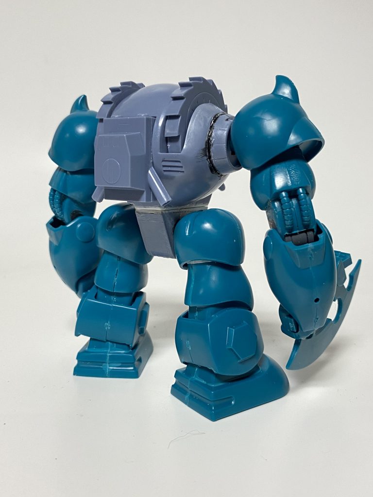 制作開始5日目ぐらい。各パーツ接着、腰にスイング軸増設。この時点ではまだグフみたいな感じで行こうと思ってました。この後、ネタが降臨して進路変更!!ただコレはこれでカッコいいと思うのでキットが手に入るならもう一度作りたいです。(アッグはまだしもガッシュが…)