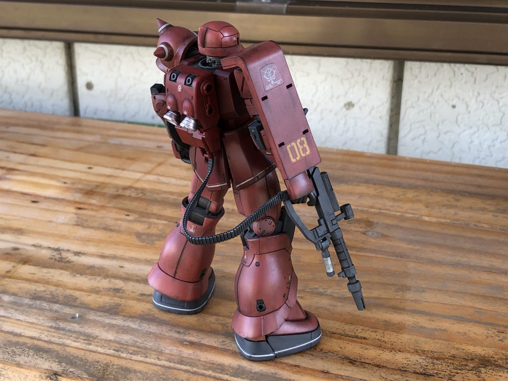 スパイク部分の白ライン、バーニア、バックパック、シールド裏、武器の一部を筆塗りしてあります