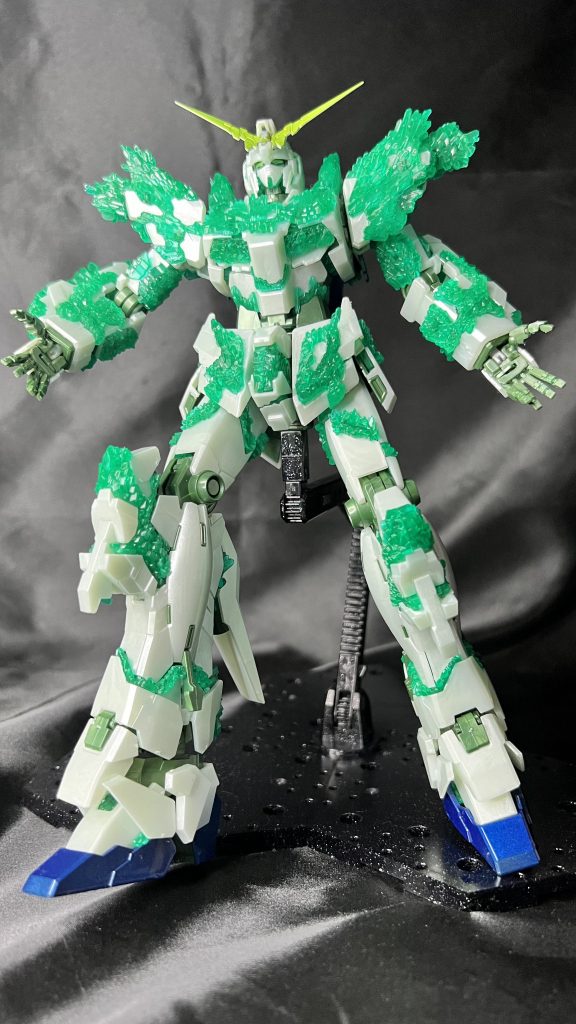 普通の照明下ではこのような感じです。白い部分には、これまたランナー塗装でプレミアムガラスパールを吹いてキラキラをマシマシに😆