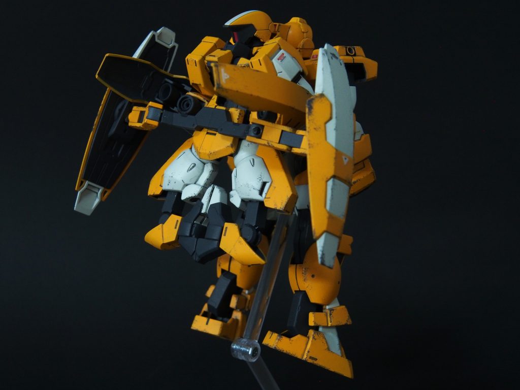 浮遊させての正面と斜め後ろ。モビルスーツ2機分のエネルギーとスラスターを活かして高速で接近し、格闘を仕掛けるコンセプトです。