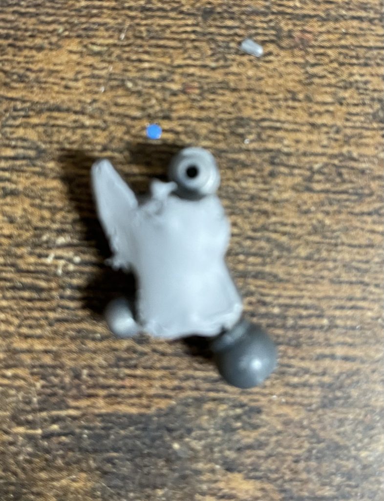 工作については、写真がぼやけていますが、ラッカーパテで肉抜き穴を埋めています😃後は、ヤスリで全体的に尖らせています！