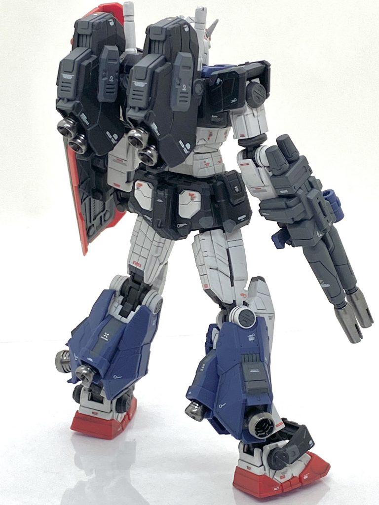 横浜ガンダムは物凄いディテールで墨入れするだけでかなり映えると思いますが・・・自分の様にデカールを沢山貼る人には逆にそのモールドのせいで貼る位置が少なくなってしまうので難しい所です。その為に連邦系でなるべく小さ目なデカールが沢山入っていますオリジン汎用4は大変重宝して、あまりモールドを跨がずに貼る事が出来ました。ただ、肩のF00HMTのロゴはシールなのでこれは仕方なく貼りましたが・・・やはりやや浮き気味になってしまい、専用のデカールを入れて欲しかったです。