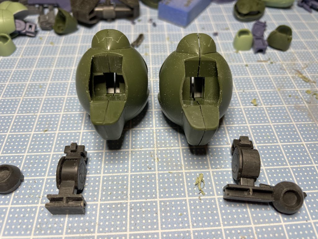 足の合わせ目消し足は標準パーツからMSオプションセット9の足に変更。こちらもはめ込みパーツなので左側の様にフレームを切断し足も上から入れてはめる様に入り口を広げて改造しました。バーニアもはめ込み出来るように本体だけを削りました。