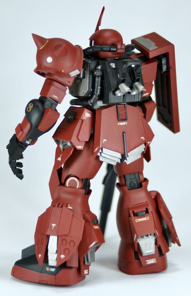 サザンクロス隊のZAKUⅡを目指していたので膝を5mmくらい下げています。股関節などを伸ばそうかと考えましたが断念しました、バランスが悪くなるかと思いましたがそんなに悪くならなくて良かったです。脚部スラスターの作り込みはかなり頑張りました。