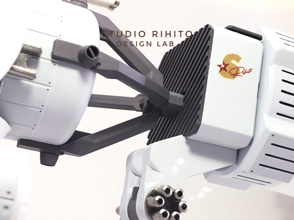 プラ板からスクラッチしたディテールで面の情報量を上げます。